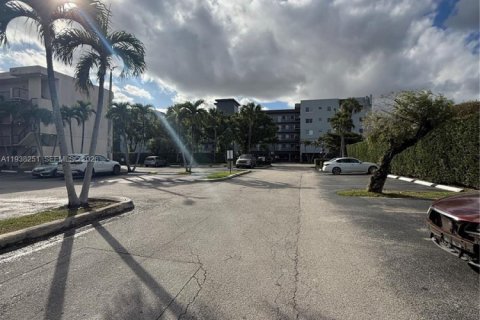 Condo in Miami, Florida, 2 bedrooms  № 1995967 - photo 15