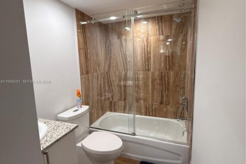 Condo in Miami, Florida, 2 bedrooms  № 1995967 - photo 11