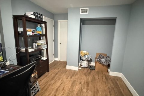 Condo in Miami, Florida, 2 bedrooms  № 1995967 - photo 10