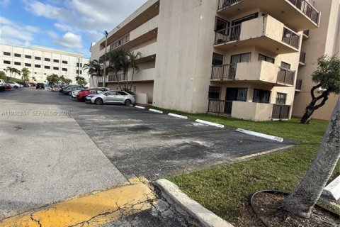 Condo in Miami, Florida, 2 bedrooms  № 1995967 - photo 14