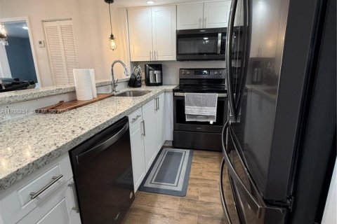 Condo in Miami, Florida, 2 bedrooms  № 1995967 - photo 3