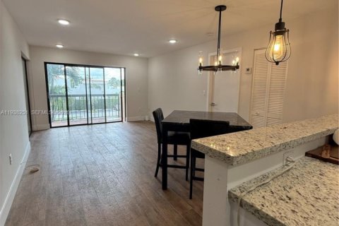 Condo in Miami, Florida, 2 bedrooms  № 1995967 - photo 2