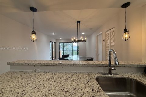Condo in Miami, Florida, 2 bedrooms  № 1995967 - photo 4