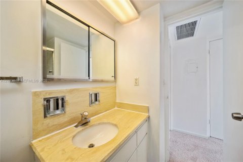 Villa ou maison à louer à Miami Beach, Floride: 2 chambres, 95.69 m2 № 2171587 - photo 23