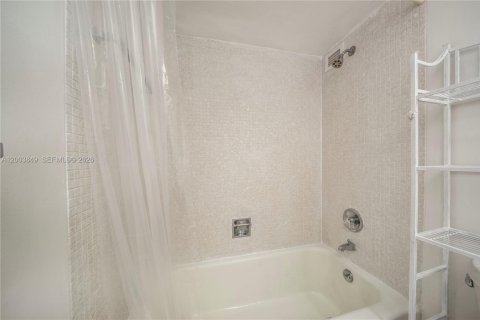 Villa ou maison à louer à Miami Beach, Floride: 2 chambres, 95.69 m2 № 2171587 - photo 19