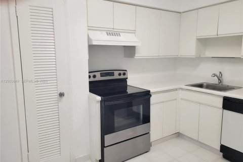 Villa ou maison à louer à Miami Beach, Floride: 2 chambres, 95.69 m2 № 2171587 - photo 15