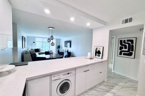 Condo in Aventura, Florida, 1 bedroom  № 1848830 - photo 8