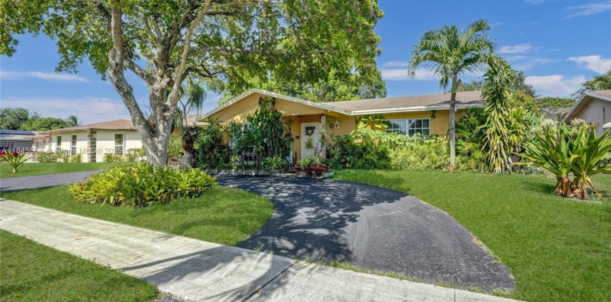 House in Margate, Florida 3 bedrooms, 162.95 sq.m. № 1842546