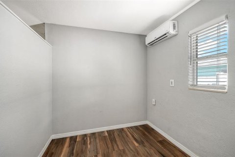 Commercial property in Bradenton, Florida 4 bedrooms, 83.61 sq.m. № 2222568 - photo 15