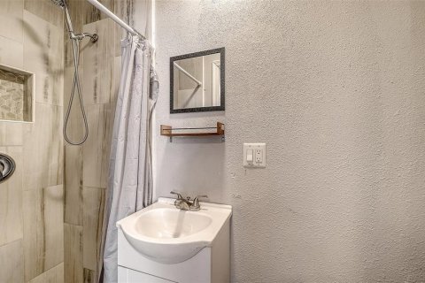 Commercial property in Bradenton, Florida 4 bedrooms, 83.61 sq.m. № 2222568 - photo 28