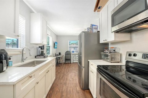 Commercial property in Bradenton, Florida 4 bedrooms, 83.61 sq.m. № 2222568 - photo 24