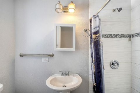 Commercial property in Bradenton, Florida 4 bedrooms, 83.61 sq.m. № 2222568 - photo 12