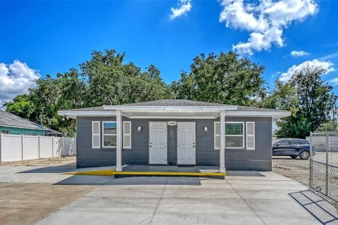 Commercial property in Bradenton, Florida 4 bedrooms, 83.61 sq.m. № 2222568