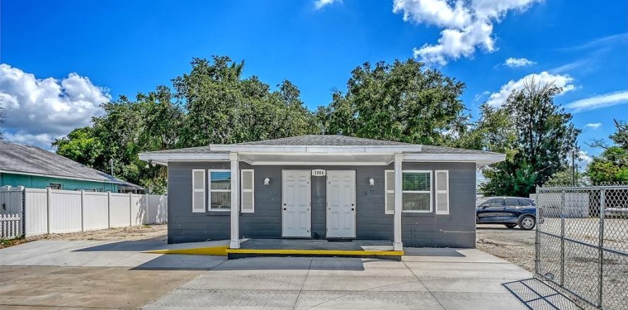 Commercial property in Bradenton, Florida 4 bedrooms, 83.61 sq.m. № 2222568