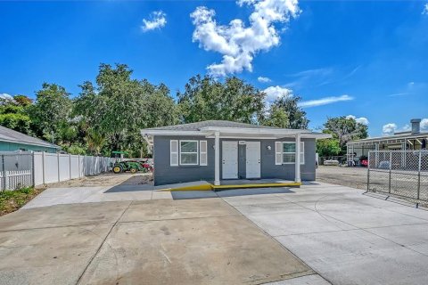 Commercial property in Bradenton, Florida 4 bedrooms, 83.61 sq.m. № 2222568 - photo 2