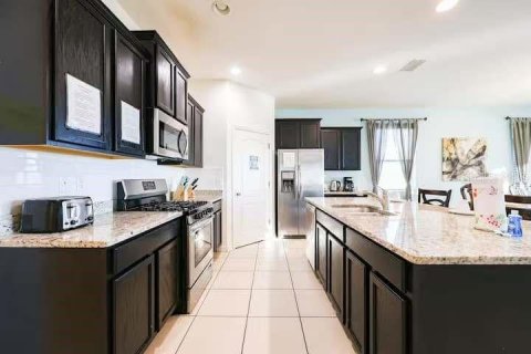 House in Davenport, Florida 6 bedrooms, 303.79 sq.m. № 2239277 - photo 4