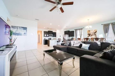 House in Davenport, Florida 6 bedrooms, 303.79 sq.m. № 2239277 - photo 3