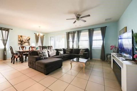 House in Davenport, Florida 6 bedrooms, 303.79 sq.m. № 2239277 - photo 2