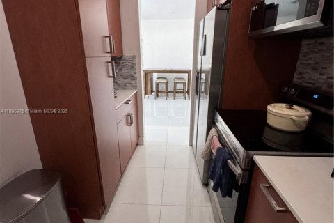 Apartamento en alquiler en Miami, Florida, 1 dormitorio, 200.85 m2 № 1950266 - foto 6