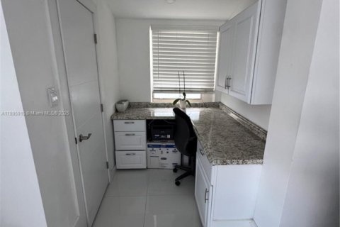 Apartamento en alquiler en Miami, Florida, 1 dormitorio, 200.85 m2 № 1950266 - foto 3