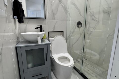 Apartamento en alquiler en Miami, Florida, 1 dormitorio, 200.85 m2 № 1950266 - foto 4