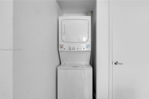 Condo in Miami, Florida, 1 bedroom  № 1708217 - photo 15