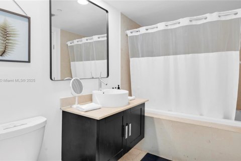 Condo in Miami, Florida, 1 bedroom  № 1708217 - photo 13