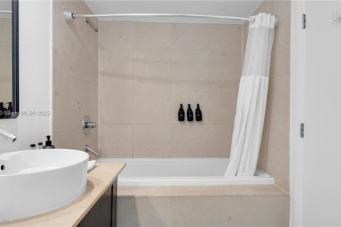 Condo in Miami, Florida, 1 bedroom  № 1708217 - photo 14