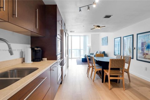 Condo in Miami, Florida, 1 bedroom  № 1708217 - photo 1