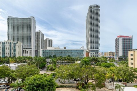 Condominio en venta en Hollywood, Florida, 1 dormitorio, 83.61 m2 № 2045596 - foto 19