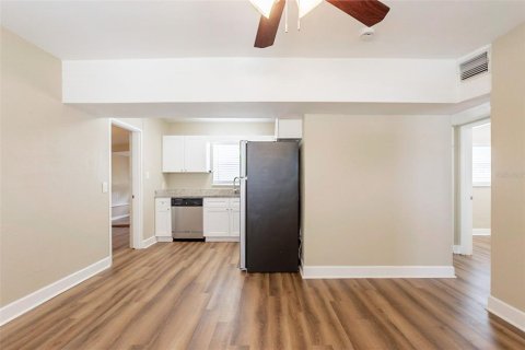 House in Saint Petersburg, Florida 3 bedrooms, 93.65 sq.m. № 1766123 - photo 3