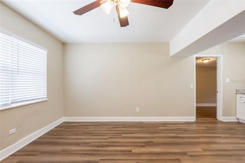 House in Saint Petersburg, Florida 3 bedrooms, 93.65 sq.m. № 1766123 - photo 5