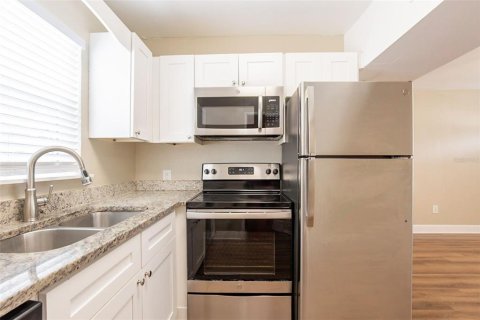 House in Saint Petersburg, Florida 3 bedrooms, 93.65 sq.m. № 1766123 - photo 12