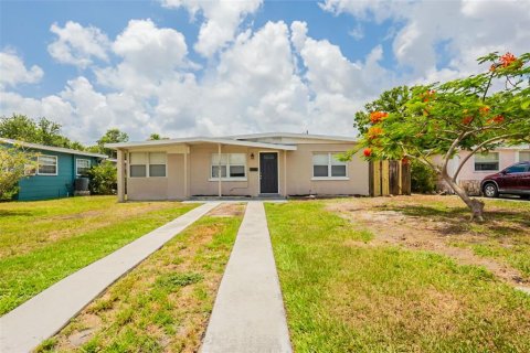 House in Saint Petersburg, Florida 3 bedrooms, 93.65 sq.m. № 1766123 - photo 1