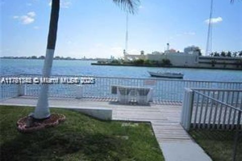 Студия в кондо в Норт-Бей-Виллидж, Флорида № 2050305