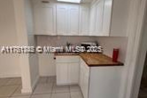 Купить кондоминиум в Норт-Бей-Виллидж, Флорида 30.47м2, № 2050305 - фото 4