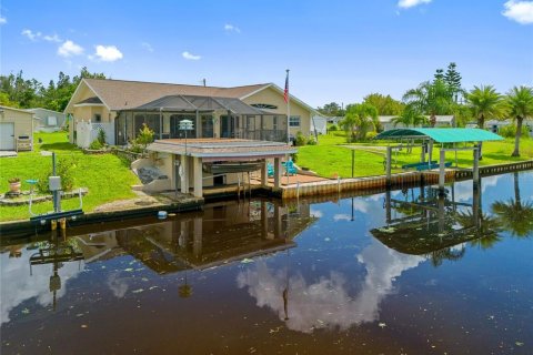 House in Punta Gorda, Florida 3 bedrooms, 162.21 sq.m. № 1882681 - photo 17