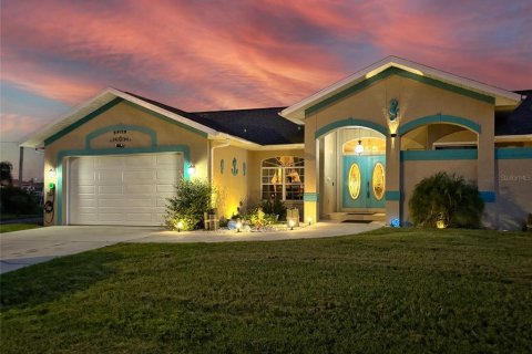 House in Punta Gorda, Florida 3 bedrooms, 162.21 sq.m. № 1882681 - photo 1