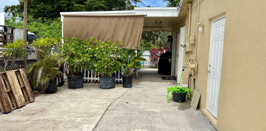 House in Miramar, Florida 3 bedrooms, 144.93 sq.m. № 1230160