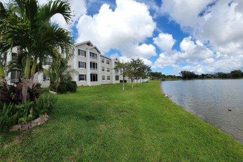 Condo in Oakland Park, Florida, 1 bedroom № 2086457 - photo 2