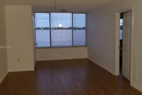 Condo in Oakland Park, Florida, 1 bedroom № 2086457 - photo 5