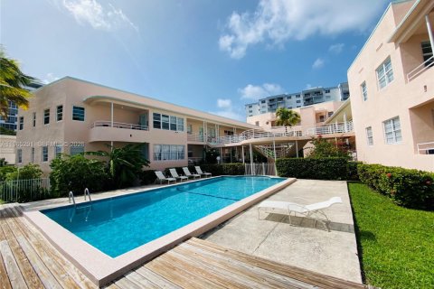 Condominio en venta en Miami Beach, Florida, 2 dormitorios, 69.03 m2 № 2031973 - foto 18