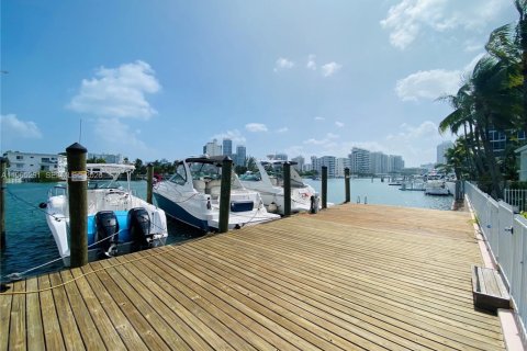 Condominio en venta en Miami Beach, Florida, 2 dormitorios, 69.03 m2 № 2031973 - foto 20