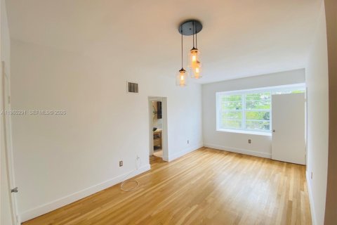 Condominio en venta en Miami Beach, Florida, 2 dormitorios, 69.03 m2 № 2031973 - foto 3