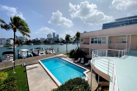 Condominio en venta en Miami Beach, Florida, 2 dormitorios, 69.03 m2 № 2031973 - foto 16