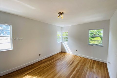 Condominio en venta en Miami Beach, Florida, 2 dormitorios, 69.03 m2 № 2031973 - foto 12