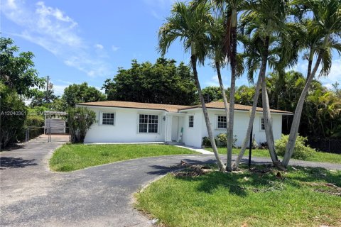 House in Miami, Florida 3 bedrooms, 177.63 sq.m. № 2086636 - photo 3