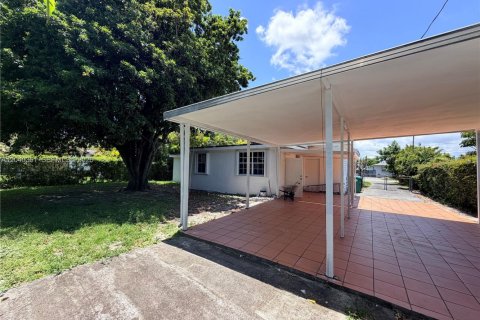 House in Miami, Florida 3 bedrooms, 177.63 sq.m. № 2086636 - photo 16