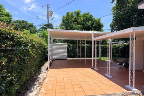 House in Miami, Florida 3 bedrooms, 177.63 sq.m. № 2086636 - photo 17