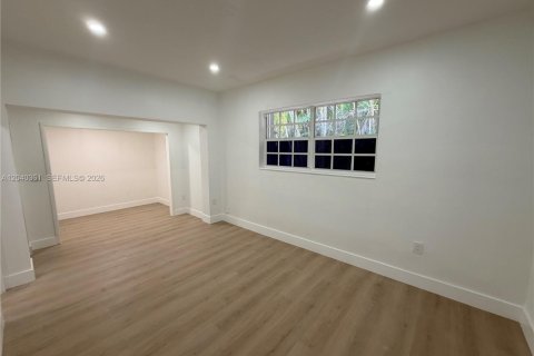 House in Miami, Florida 3 bedrooms, 177.63 sq.m. № 2086636 - photo 10